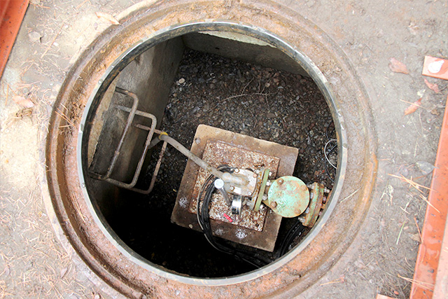 地下200メートルの水源から採水