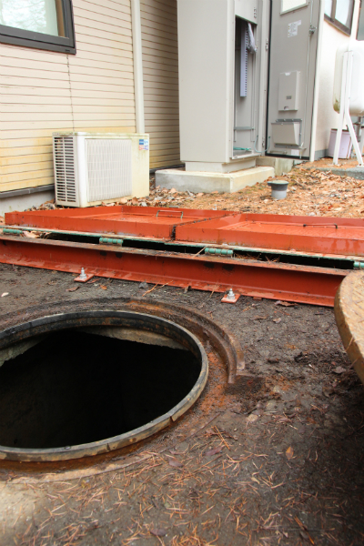 採水された天然水は地下のパイプを流れます。