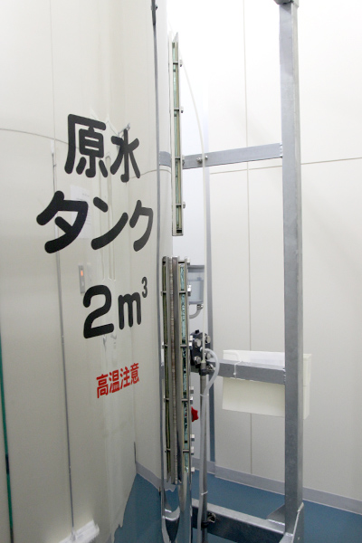 タンクは屋外と屋内がつながっています。屋内では次の除菌処理が行われます。