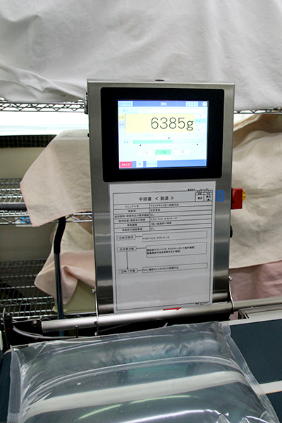 製品重量の確認を自動で行います。規定から外れるものは破棄されます。