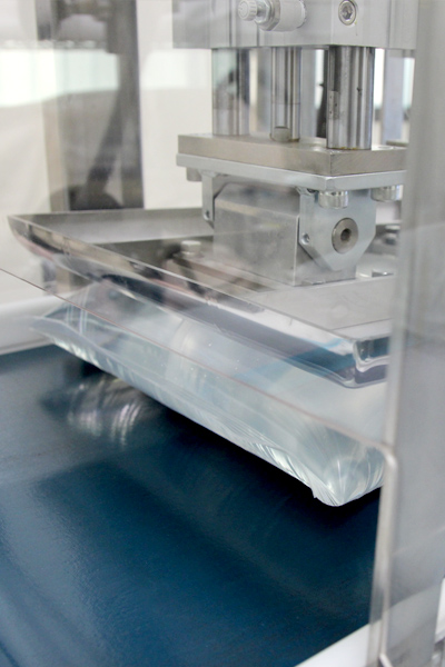 機械により圧力をかけ、エコパックの破損がないかを確認します。